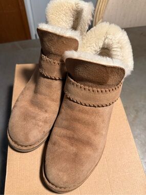 Women’s Ugg McKay Chelsea sheepskin boots. Size 8 EUC w box